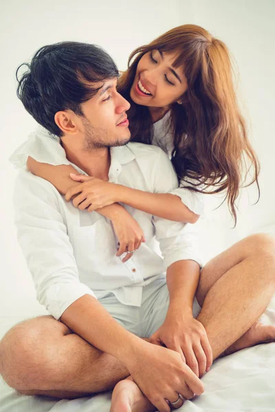 Jovem Casal Feliz Relaxando Quarto Casa Depois Acordar Manhã — Fotografia de Stock