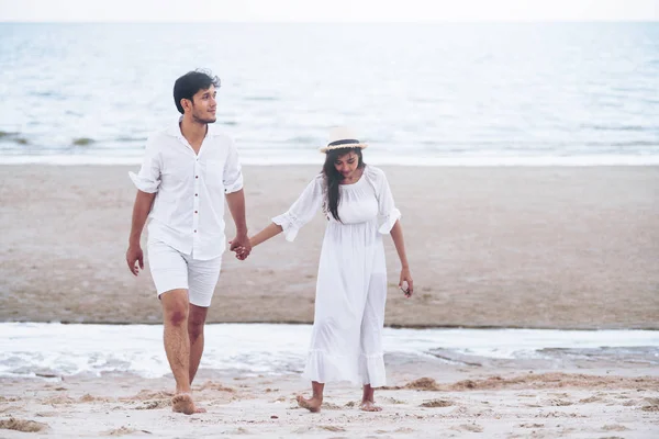 Gelukkige Jonge Paar Wandelen Het Strand Tijdens Huwelijksreis Reizen Vakantie — Stockfoto