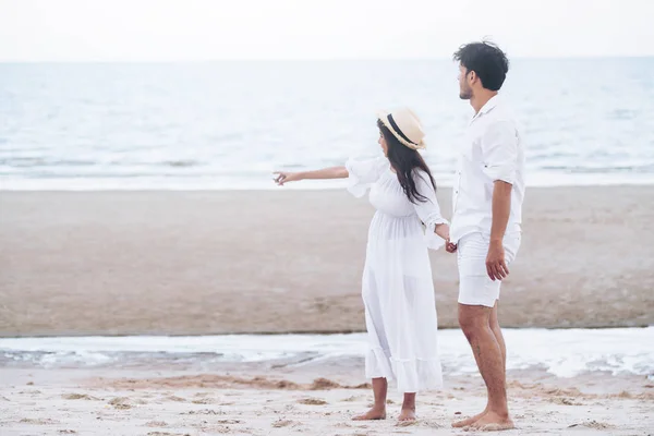 快乐的年轻夫妇在海滩漫步蜜月旅行假期 — 图库照片