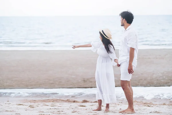 Jovem Casal Feliz Andando Praia Durante Férias Viagem Lua Mel — Fotografia de Stock