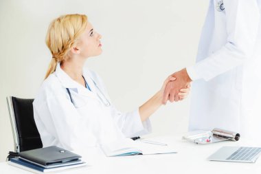 El sıkışma başarı ve profesyonel sağlık personeli ekip çalışması gösteren başka bir doktora veren hastanede doktor.