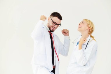 Mutlu başarılı doktor ile hasta tedavi başarısı için duran başka bir doktor hastane office zafer kutluyor.