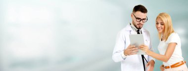Doktor hasta hastanede konuşurken. Mutlu hasta doktordan açıklama için dinlemektedir. Tıbbi doktor ve sağlık personeli hizmet kavramı.