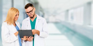 Hastanede başka bir doktorla çalışan bir doktor. Sağlık ve Sağlık Hizmetleri.