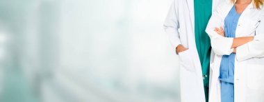 Hastanede başka bir doktorla çalışan bir doktor. Sağlık ve Sağlık Hizmetleri.