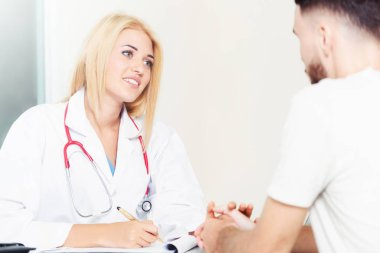 Kadın doktor hastane office erkek hastada konuşuyor. Sağlık ve tıbbi hizmet.