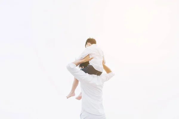 快乐的父亲在夏天的热带沙滩上背着儿子的脖子上 — 图库照片