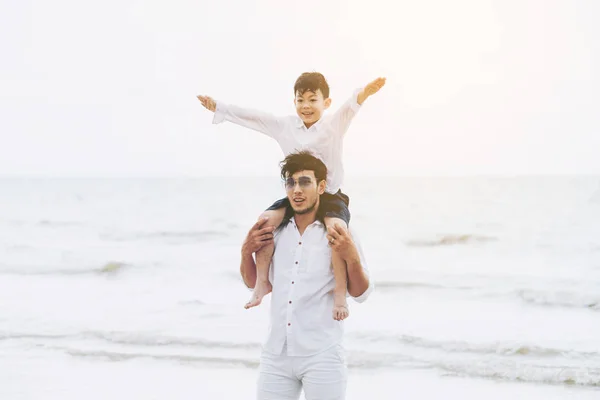 Szczęśliwy Ojciec Prowadzi Jego Syn Szyi Przy Tropikalnej Piaszczystej Plaży — Zdjęcie stockowe