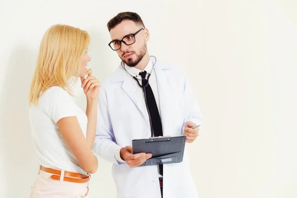 Dokter Van Mannelijke Vrouwelijke Patiënt Met Documenten Van Patiënten Gezondheid — Stockfoto