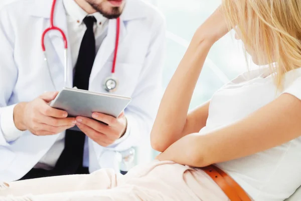 Médico Masculino Está Hablando Examinando Una Paciente Consultorio Del Hospital —  Fotos de Stock