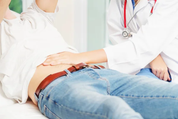 Doctora Está Hablando Examinando Paciente Masculino Oficina Del Hospital Asistencia — Foto de Stock