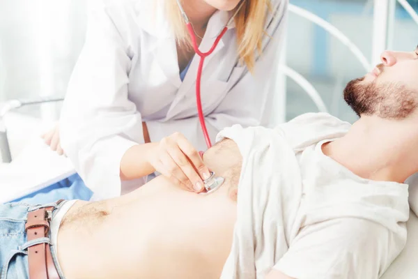 Vrouw Arts Praten Behandeling Van Mannelijke Patiënt Ziekenhuis Kantoor Gezondheidszorg — Stockfoto
