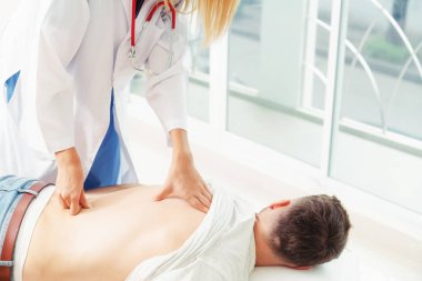 Kadın doktor hastane office erkek hastada inceliyor. Sağlık ve tıbbi hizmet.