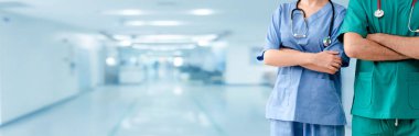 İki hastane çalışanı - hastanede kolları bağlı duran cerrah, doktor ya da hemşire. Sağlık ve doktor hizmetleri.