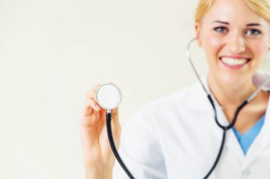 Genç kadın doktor işaretleme stetoskop boş alan. Seçici odak doktorlar el at. Tıbbi sağlık kavramı.