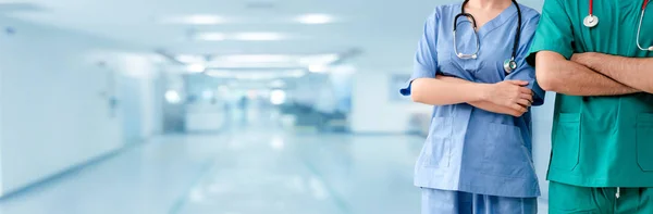 Twee Ziekenhuismedewerkers Chirurg Arts Verpleegkundige Met Gekruiste Armen Het Ziekenhuis — Stockfoto