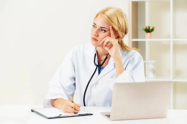 Médico Serio Trabajando Consultorio Del Hospital Concepto Médico Sanitario — Foto de Stock