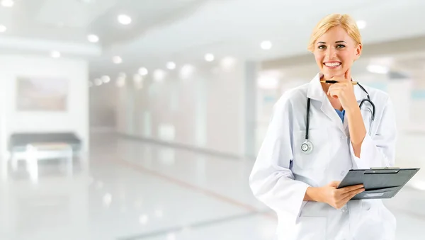 Hastane Ofisinde Çalışan Kadın Doktor Sağlık Doktor Hizmetleri — Stok fotoğraf