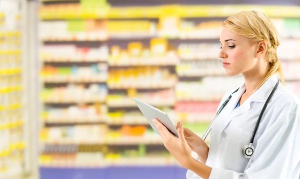 Farmacista Che Utilizza Tablet Farmacia Assistenza Sanitaria Personale Farmaceutico — Foto Stock