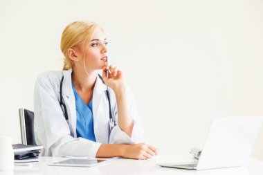 Kadın doktor hastane veya Sağlık Enstitüsü tıbbi rapor ofis masası, çalışma.