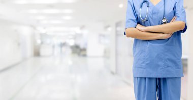 Hastane ofisindeki kadın doktor ya da hemşire. Sağlık sektörü ve doktor hizmetleri.