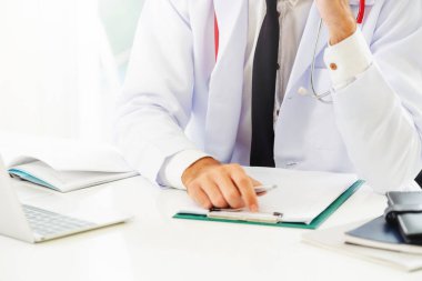 Evrak işlerini Ofis masaları hastanede çalışan doktor. Tıbbi ve sağlık kavramı.