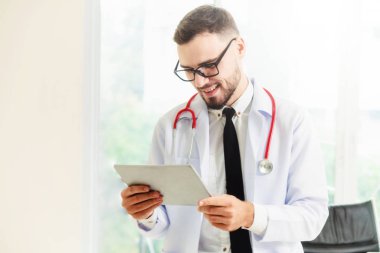 Doktor ofisinde hastanede tablet bilgisayarda çalışma. Tıbbi ve sağlık kavramı.