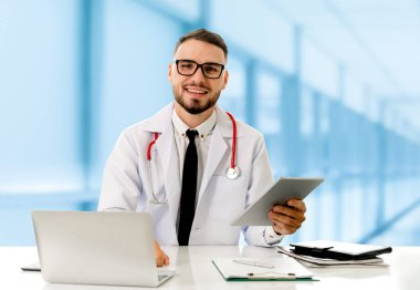 Hastanede tablet bilgisayar kullanan bir doktor. Sağlık ve doktor hizmetleri.