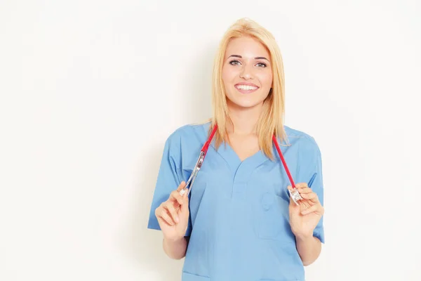 若い女性医師の肖像画立っている白い背景に — ストック写真