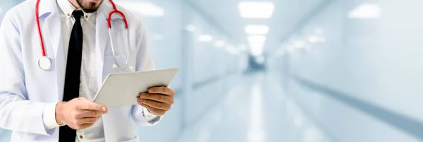 Hastanede Tablet Bilgisayar Kullanan Bir Doktor Sağlık Doktor Hizmetleri — Stok fotoğraf