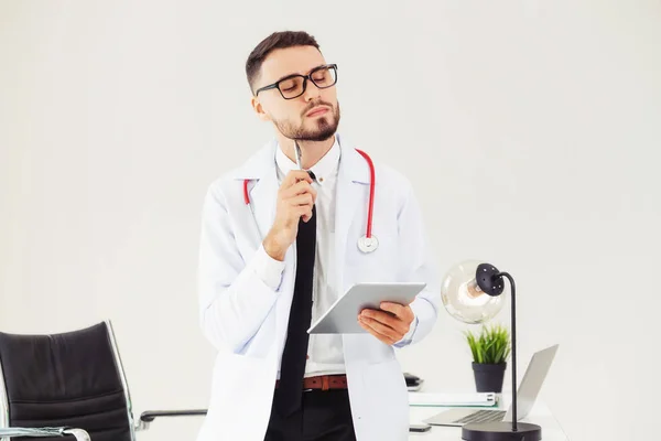 Doctor Trabajando Tableta Consultorio Del Hospital Concepto Médico Sanitario — Foto de Stock