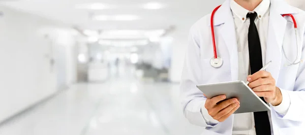 Arzt Mit Tablet Computer Krankenhaus Medizinische Versorgung Und Ärztliches Personal — Stockfoto