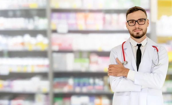 Fiatal Férfi Gyógyszerész Gyógyszertárban Dolgozik Egészségügyi Gyógyszerészeti Szolgáltatások — Stock Fotó