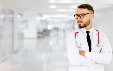 Hastanede çalışan genç bir erkek doktor. Sağlık ve doktor hizmetleri.