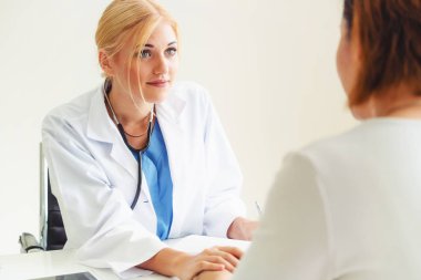 Kadın doktor hasta el hasta hastane office odaya sahiptir. Sağlık ve tıbbi hizmet.