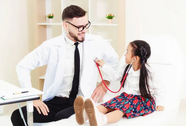 Niño Pequeño Visita Médico Oficina Del Hospital Niño Feliz Tiene — Foto de Stock