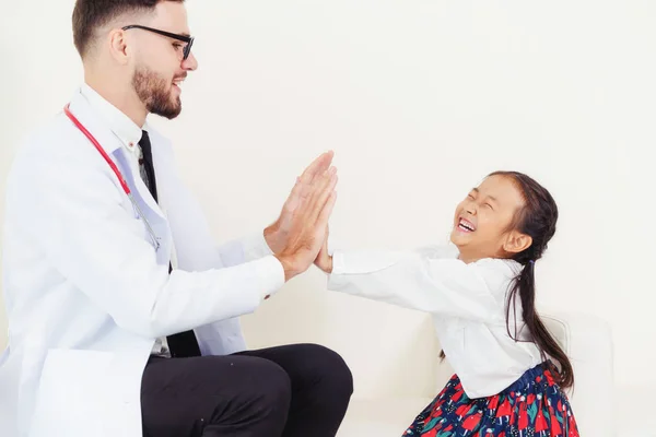 Małe Dziecko Odwiedź Lekarza Szpitalu Office Dziecko Jest Szczęśliwe Nie — Zdjęcie stockowe
