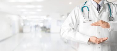 Hastanedeki erkek doktor metnin ve tasarımın için fotokopi alanı oluşturmak için avuç içini açıyor. Sağlık sektörü ve doktor hizmetleri.