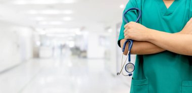 Cerrah doktor hastanede. Sağlık personeli ve doktor servisi.