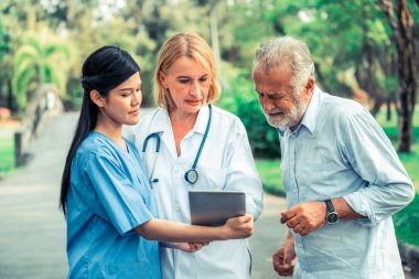 Doktor, hemşire veya parkta caregiver konuşan üst düzey adam. Olgun insanlar sağlık ve tıbbi personel hizmet anlayışı.