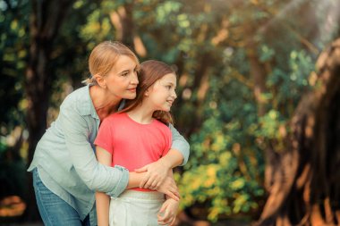 Rahat mutlu anne ve küçük çocuk kız açık havada genel Park. Ebeveyn ve çocuk kavramı.