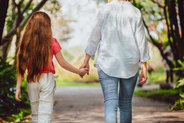Rahat mutlu anne ve küçük çocuk kız açık havada genel Park. Ebeveyn ve çocuk kavramı.