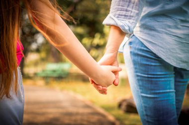 Rahat mutlu anne ve küçük çocuk kız açık havada genel Park. Ebeveyn ve çocuk kavramı.