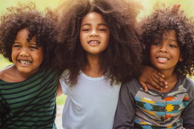 Okul Bahçesi oynayan mutlu Afro-Amerikan erkek ve kız çocuk grubu. Çocuklar dostluk ve eğitim kavramı.