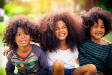 Okul Bahçesi oynayan mutlu Afro-Amerikan erkek ve kız çocuk grubu. Çocuklar dostluk ve eğitim kavramı.