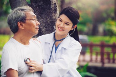 Dost doktor hastane bahçesinde komuta sizde bakımı. Doktor tıbbi ve sağlık hizmet anlayışı.