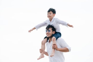 Mutlu baba oğlu yaz aylarında boyun tropikal bir kum Plajı üzerinde taşıyan.
