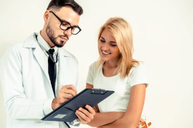 Erkek doktor ve hastaların sağlık kaydının belgelerle bayan hasta hastanede konuşuyoruz. Sağlık ve tıbbi hizmet.