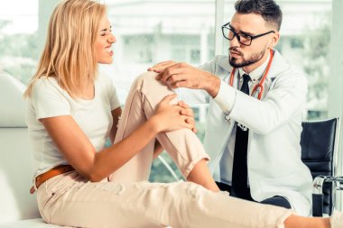 Erkek doktor Bayan hasta hastane koğuşunda inceliyor. Sağlık ve tıbbi hizmet.