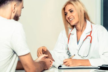 Kadın doktor hastane office erkek hastada konuşuyor. Sağlık ve tıbbi hizmet.
